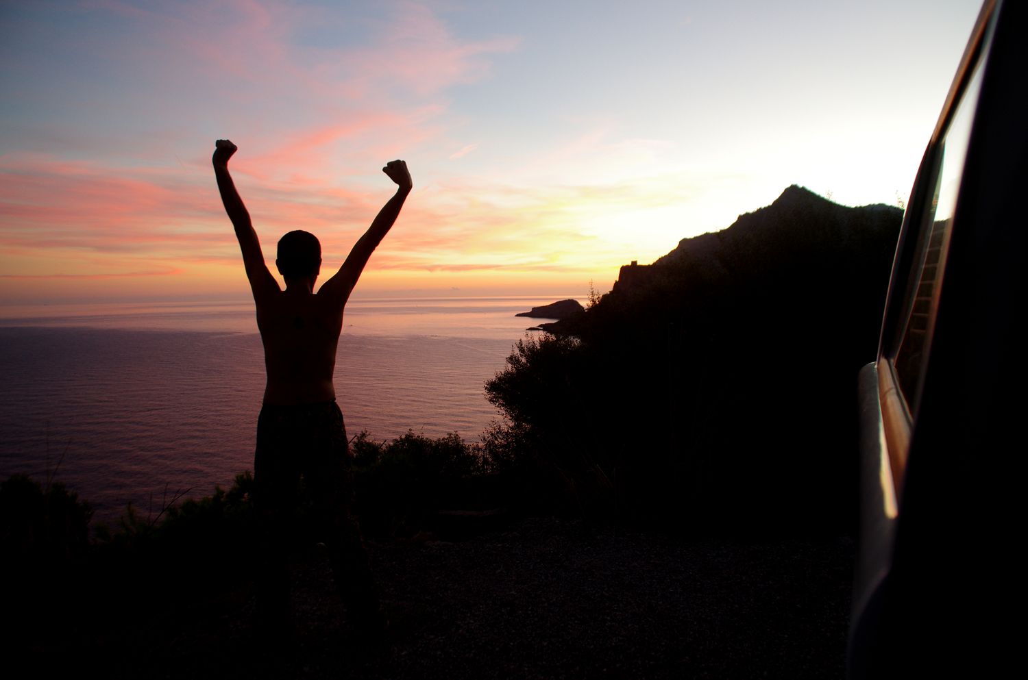 silhouette d'un homme s'étirant devant lever de soleil