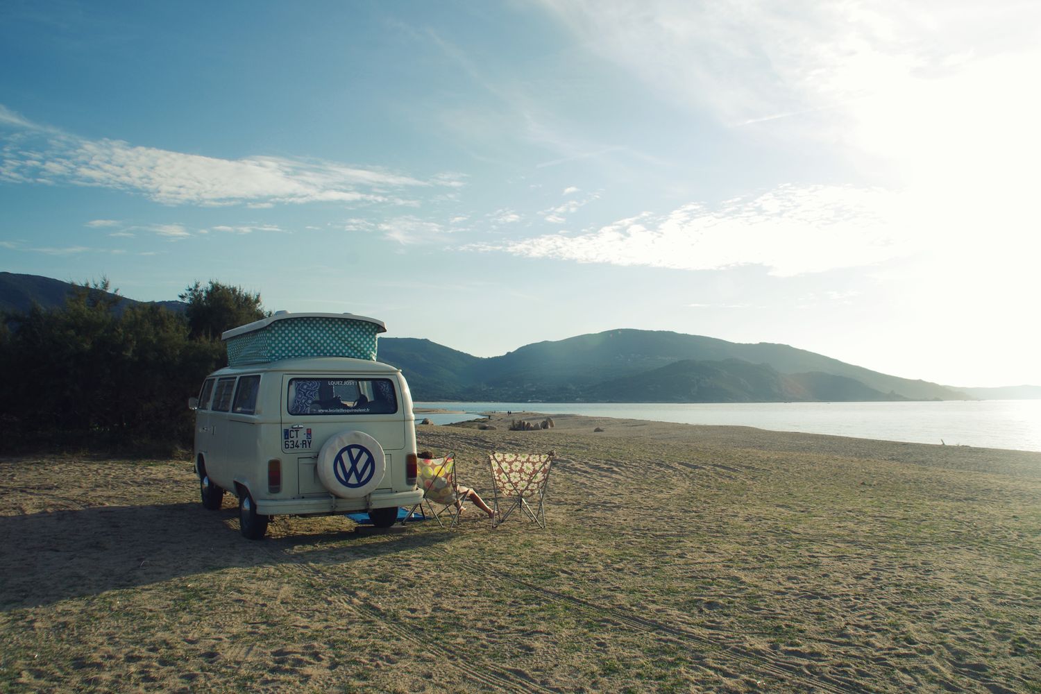 Vanlife : combi vw devon sur grande plage de corse en fin de journée