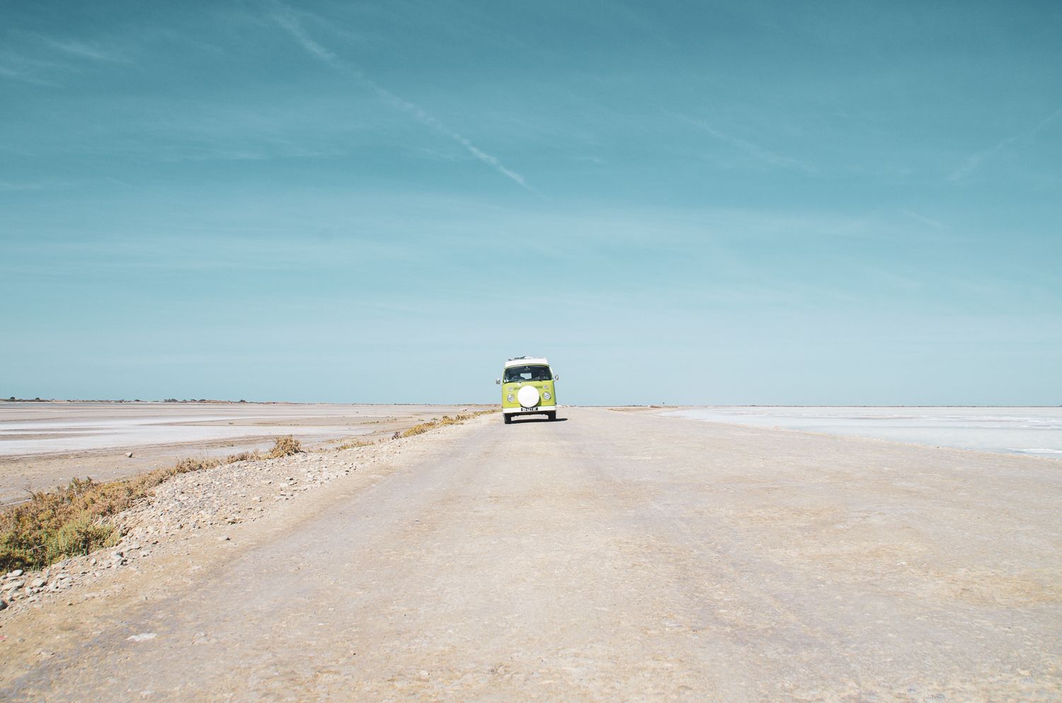 José le combi vw vert de "Les vieilles qui roulent" sur piste de Camargue en direction de Beauduc