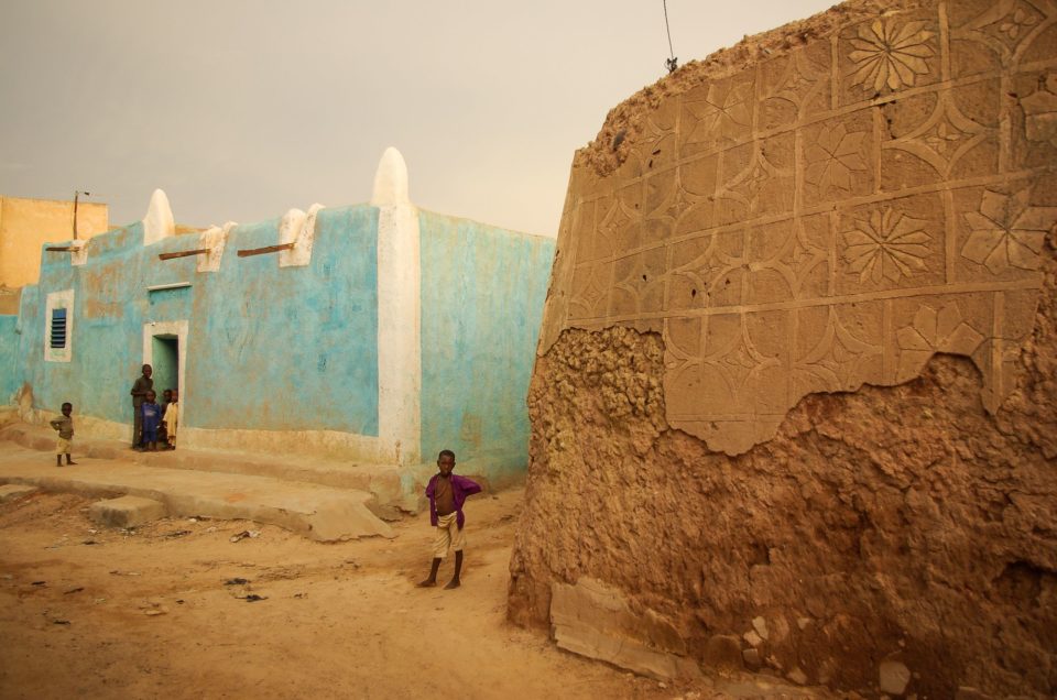 maison bleue et maison en terre à motifs à Zinder