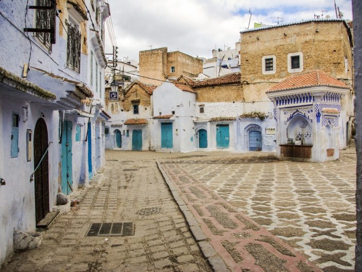 place avec des portes bleues