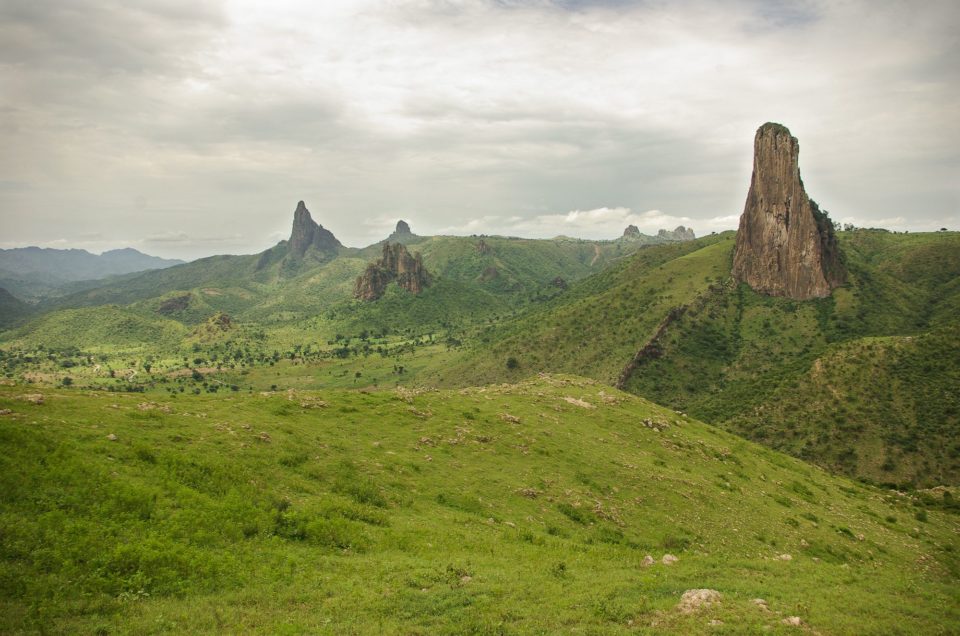 paysage rocheux et verdoyant