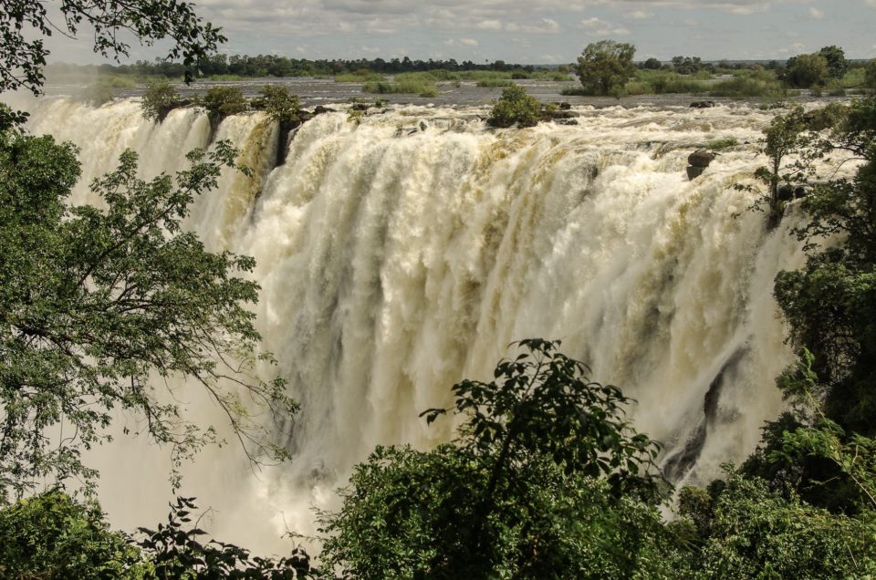 grande chute d'eau en Zambie : les chutes victoria