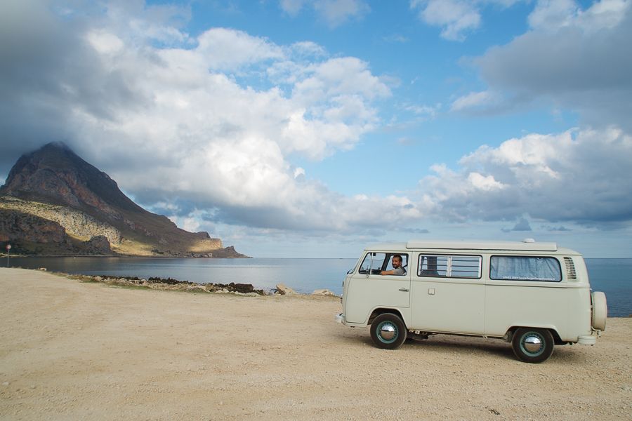 En vanlife avec Josy la nomade, un combi vw T2B de 1978. Pause photo face au Monte Cofano en Sicile et au bord de la mer Méditerranée