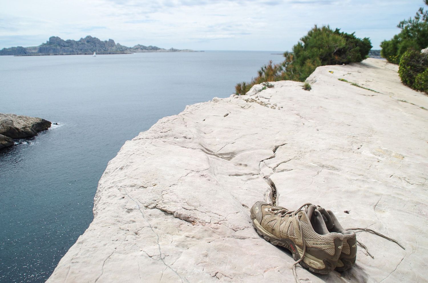 Chaussure de randonnée dans les calanques de Marseille. Pause pique-nique à la calanque de Podecast