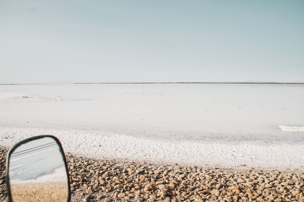 étang salé sur la piste de Beauduc en Camargue