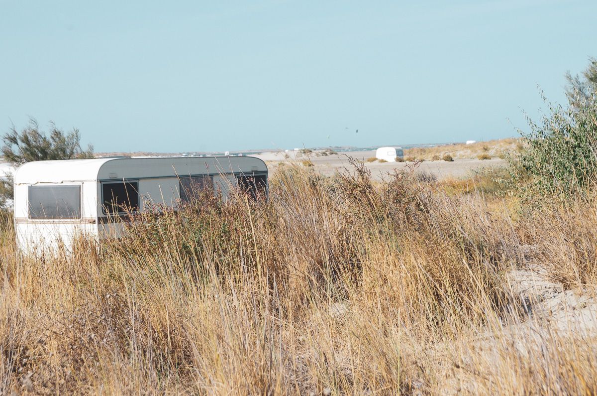 Caravanes et ambiance bout du monde à Beauduc en Camargue