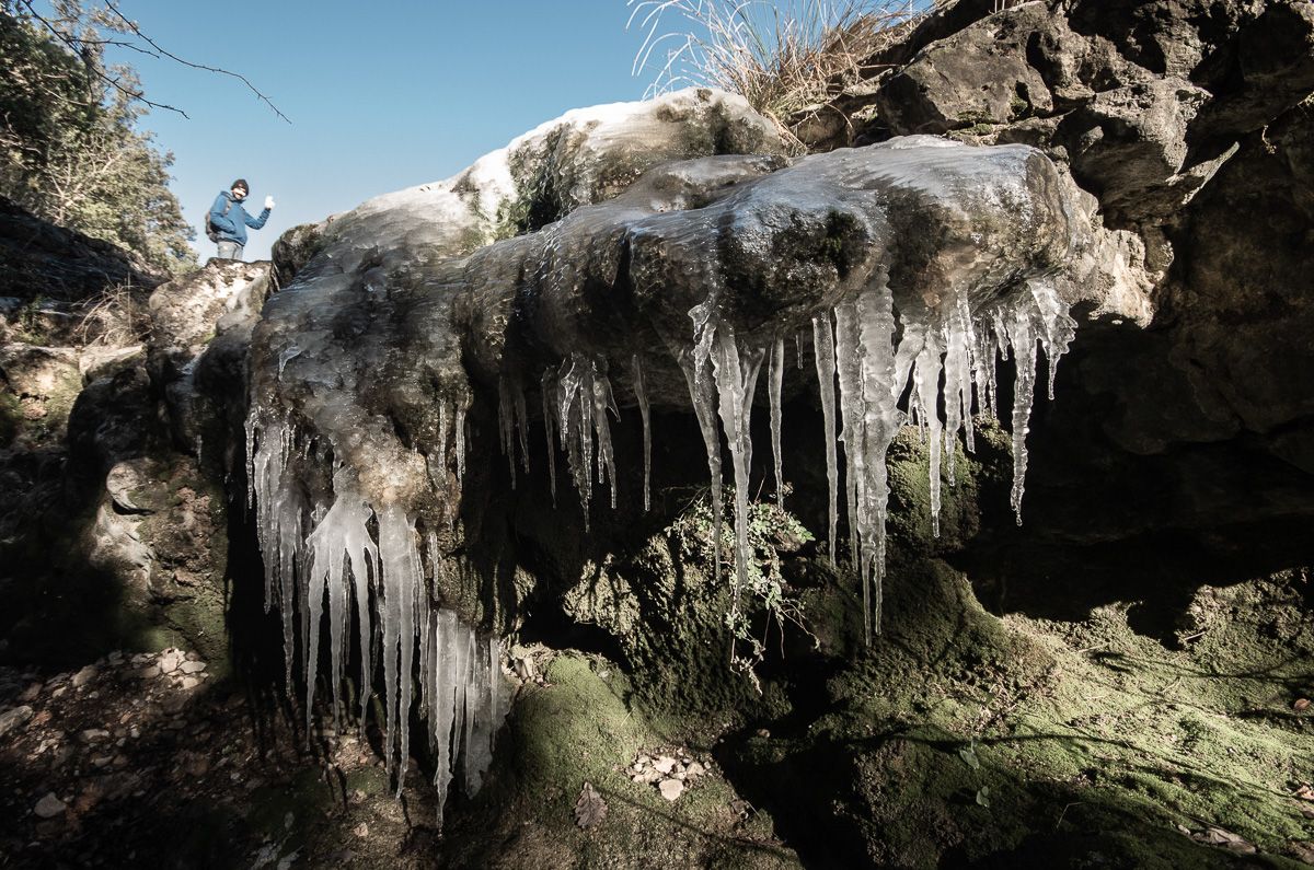 Rivière gelée et stalactites dans les Cévennes