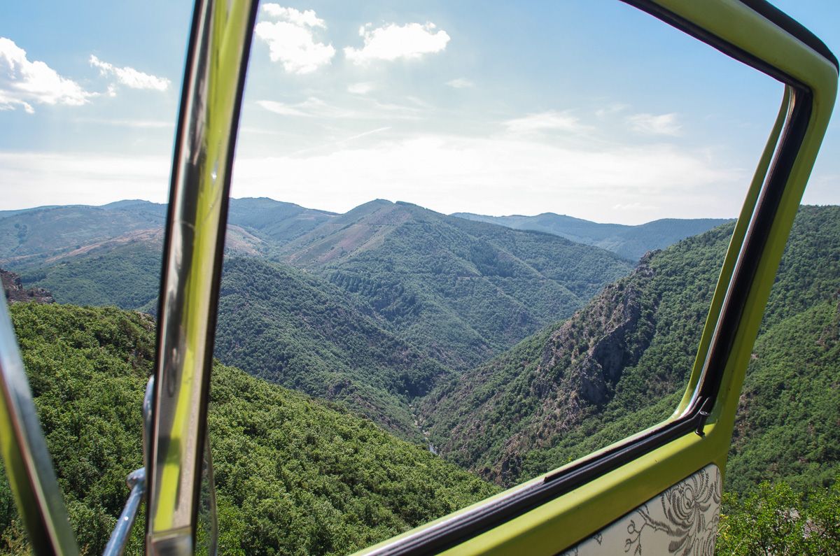 Vue sur les montagnes des Cévennes à travers la vitre du combi vw