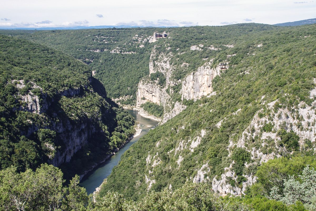 Vue sur l'Ardèche depuis le village classé "Plus beaux villages de France" de Aiguèze