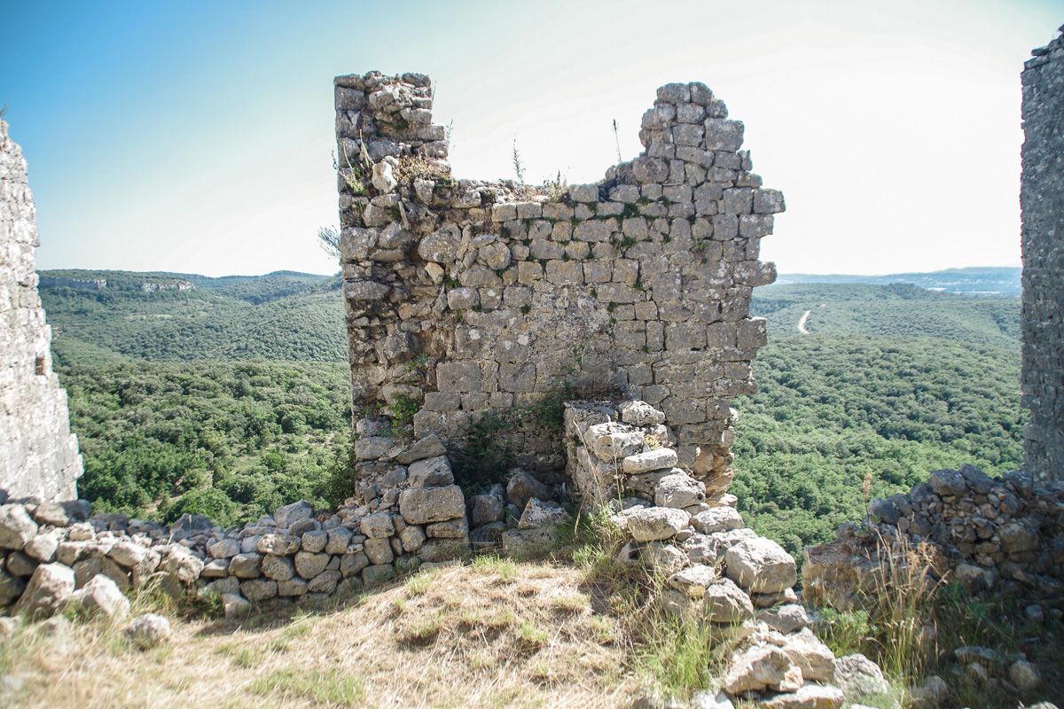 Ruines du chateau d'Allegre et vue panoramique sur les Cévennes