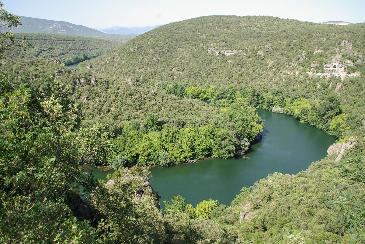 Vue de haur sur la rivière Herault serpentant au milieu montagne du coeur d'herault