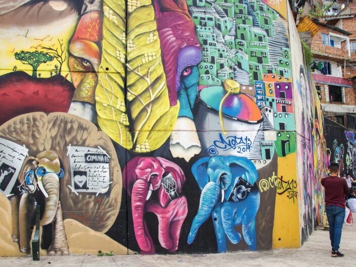 Street art en Colombie avec des éléphants dans la Comuna 13 de Medellín