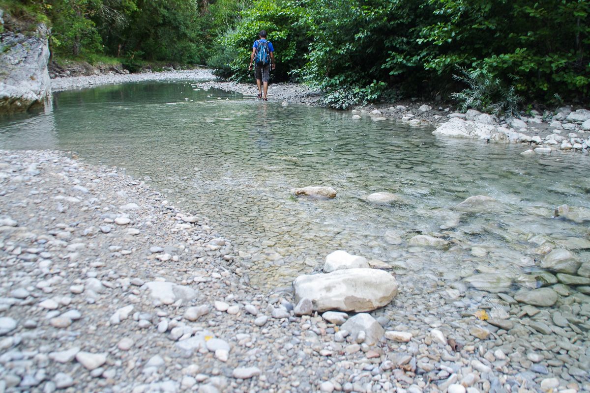 marche dans le Toulourenc, au pied du Mont Ventoux en Provence