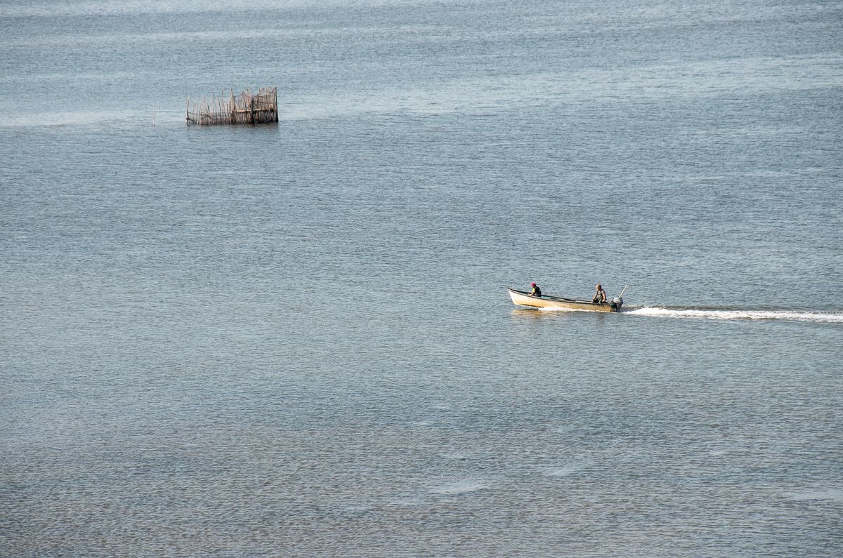 Pêcheur partant en mer sur les étangs de Gruissan