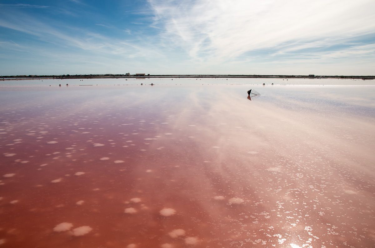 Salins de Gruissans et couleur rose de l'eau