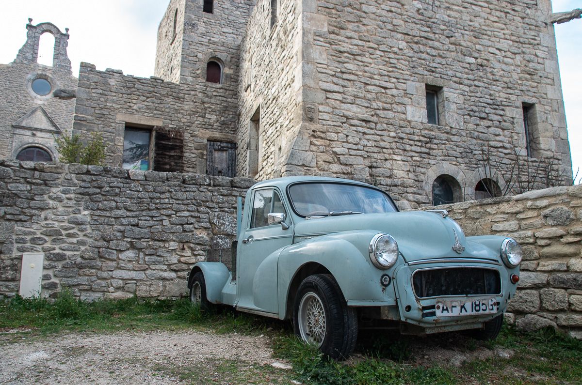 Vieille voiture dans un village du Luberon