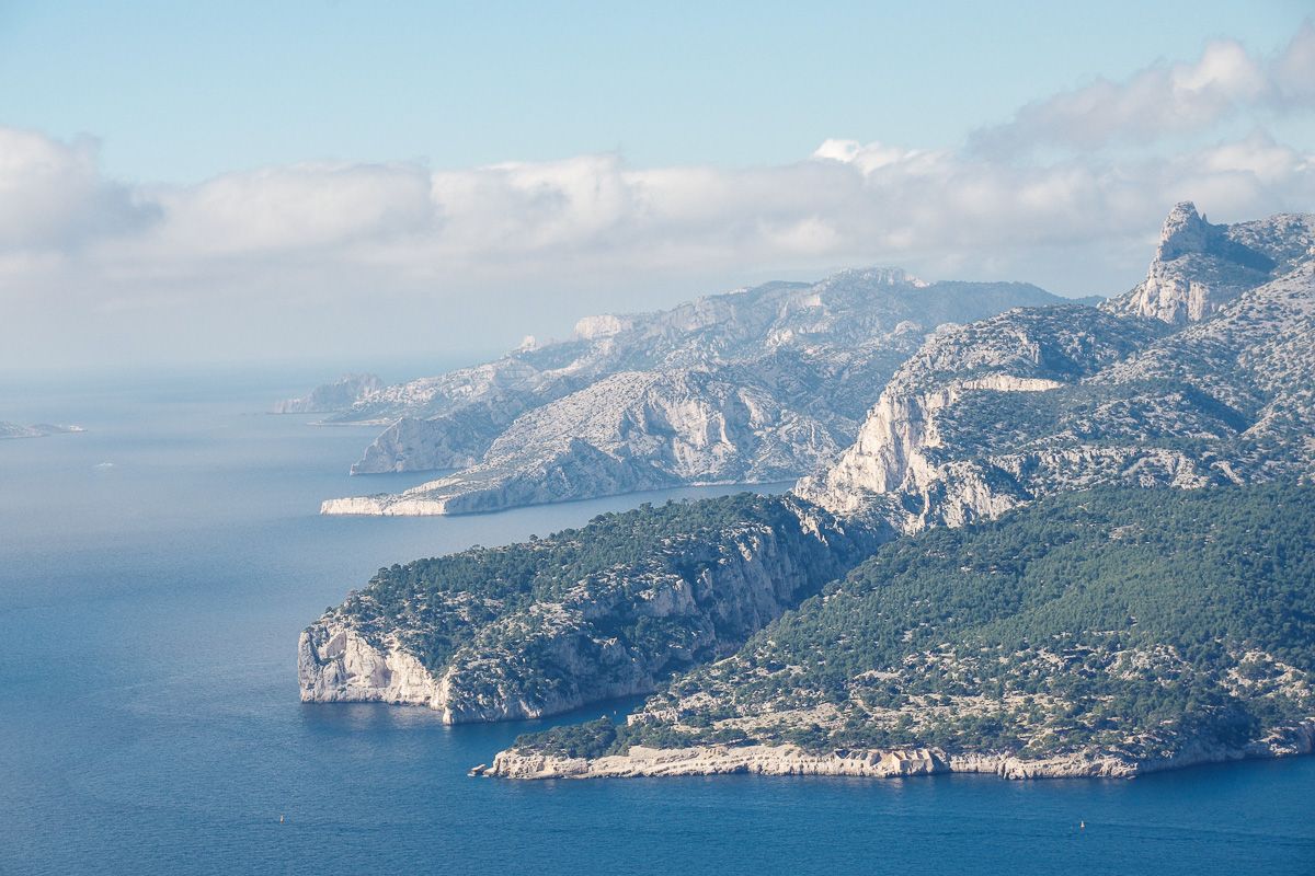 Vue sur le relief des calanques de Marseille depuis Cassis