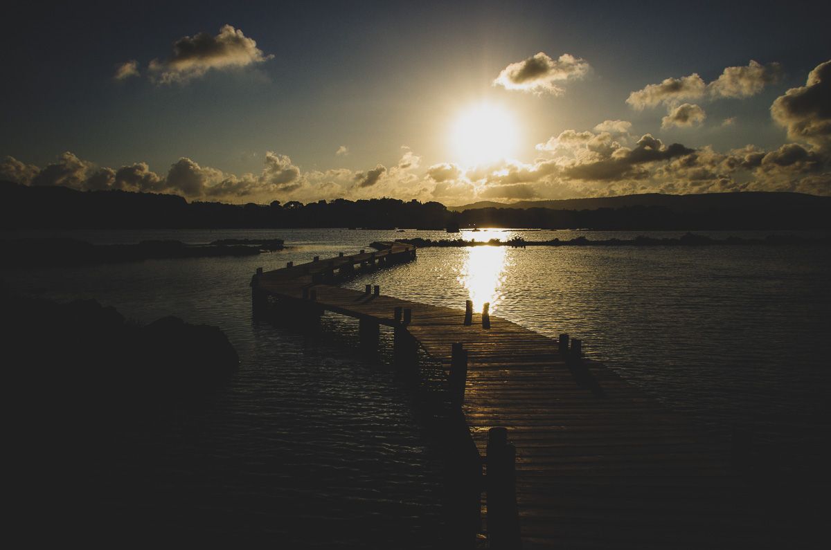 Ponton au coucher de soleil sur l'étang de Bages