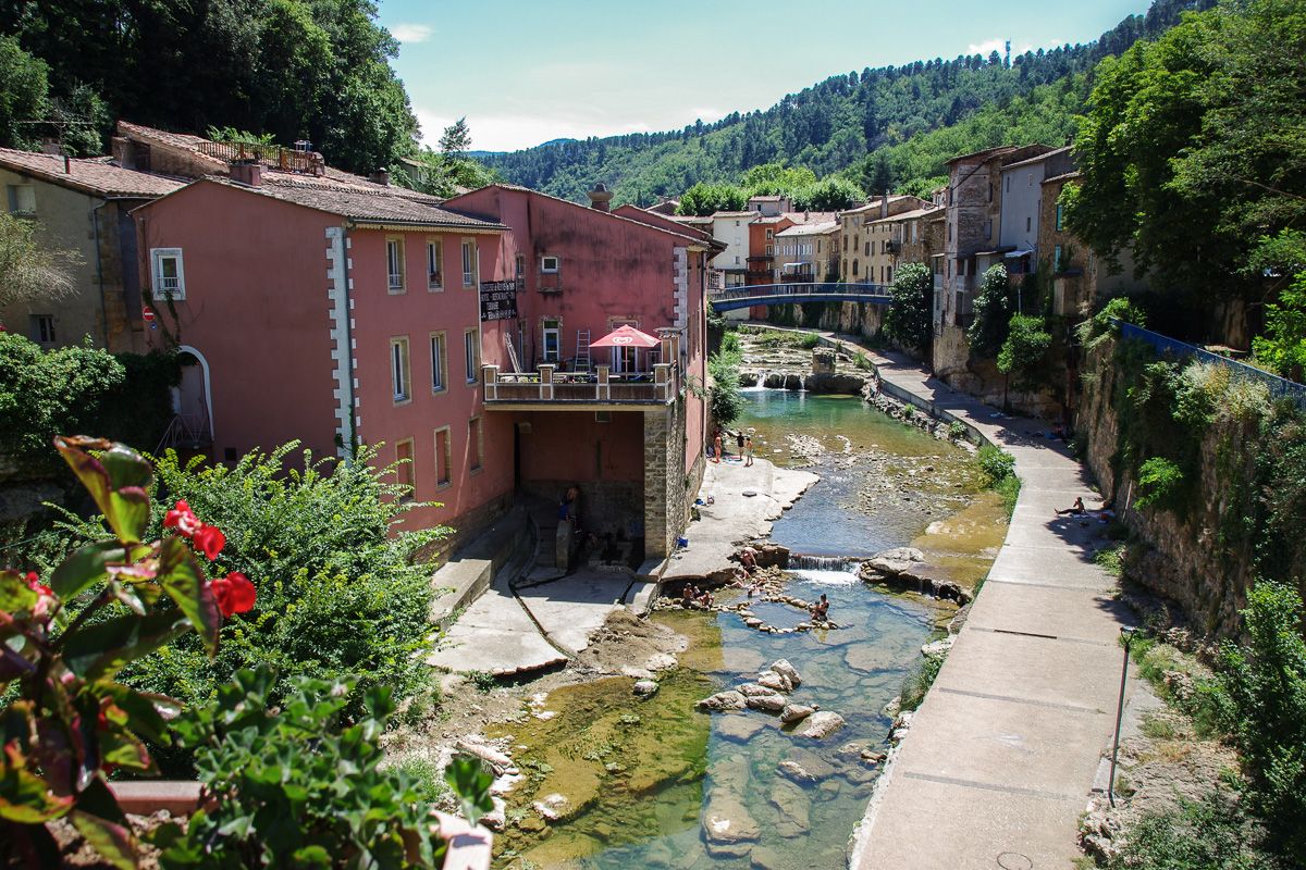 Vue sur Rennes les bains et ses sources d'eau chaudes