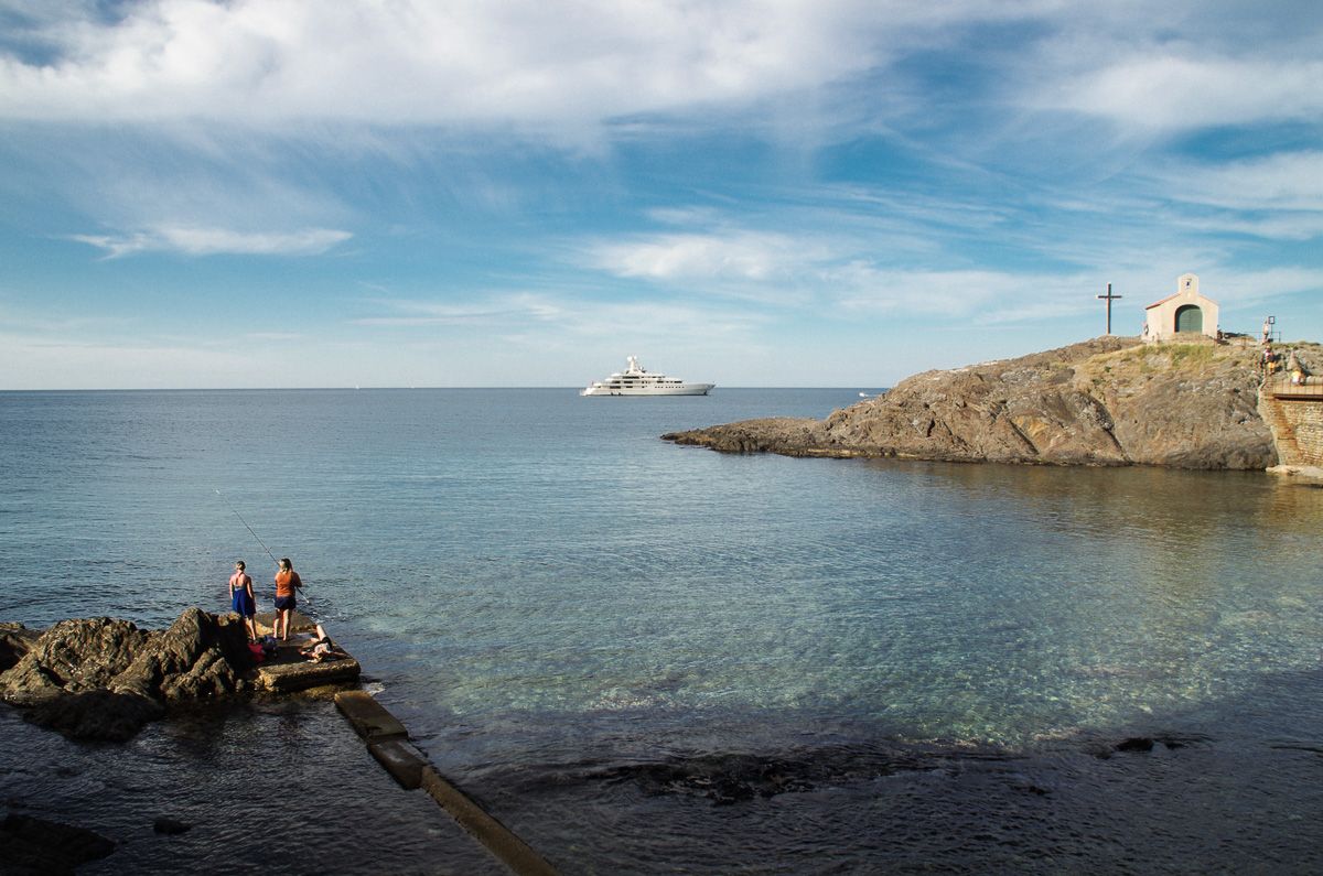 Scène de vie à Collioure avec ces 2 femmes pecheurs