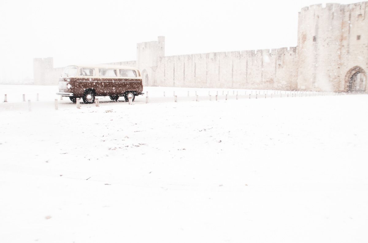 Marcel le combi vw de Les vieilles qui roulent sous la neige devant les remparts de Aigues Mortes