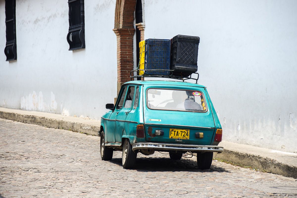 renault 6 bleue avec des caisses sur la galerie