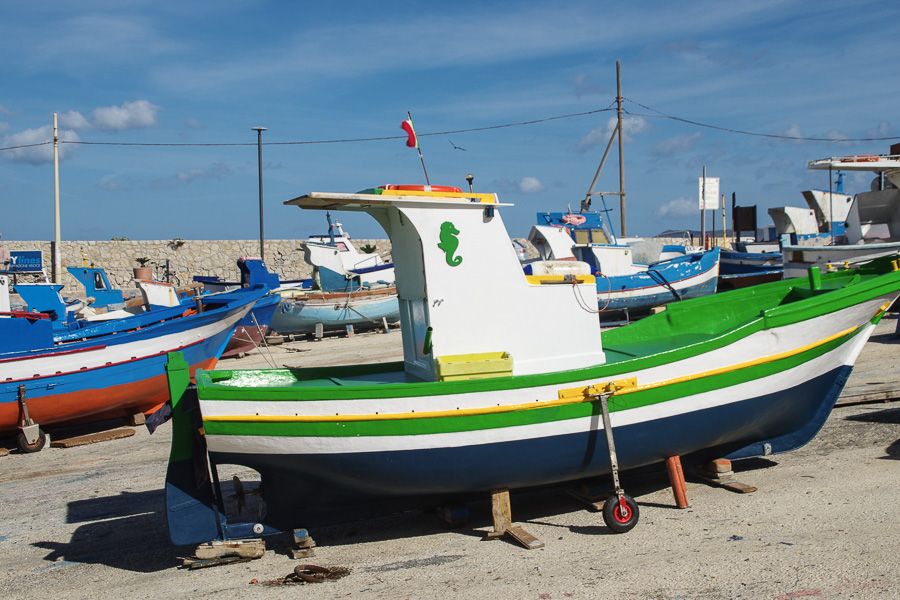 Bateau de pêcheurs coloré au port de Favignana en Sicile