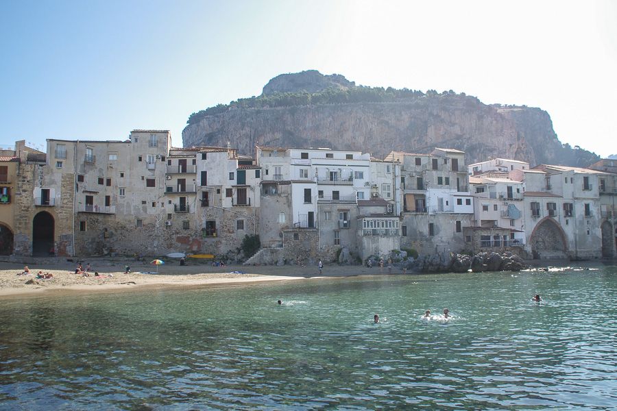 Vue sur Cefalu en Sicile et sur la plage