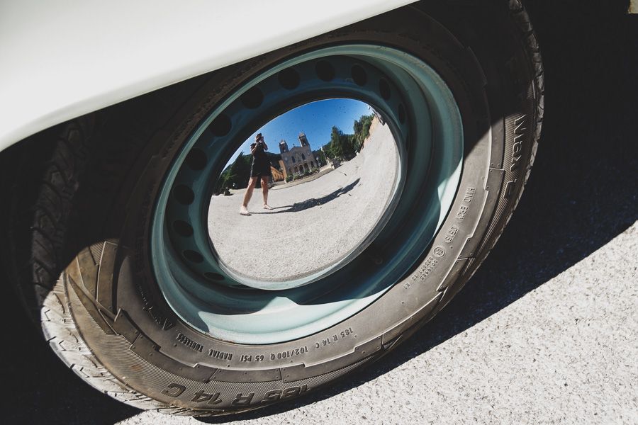 Autoportrait dans roue combi vw