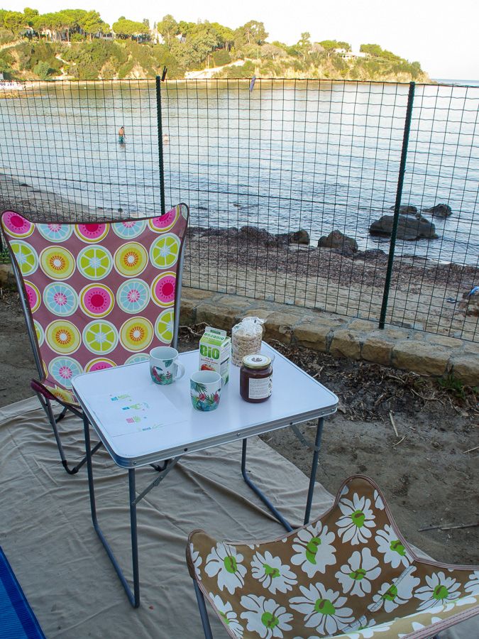 Petit déjeuner en vanlife et vue sur la mer