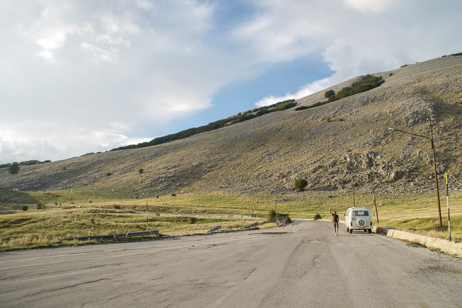 Josy le combi vw de "Les vieilles qui roulent" en haut d'une station de ski en Sicile