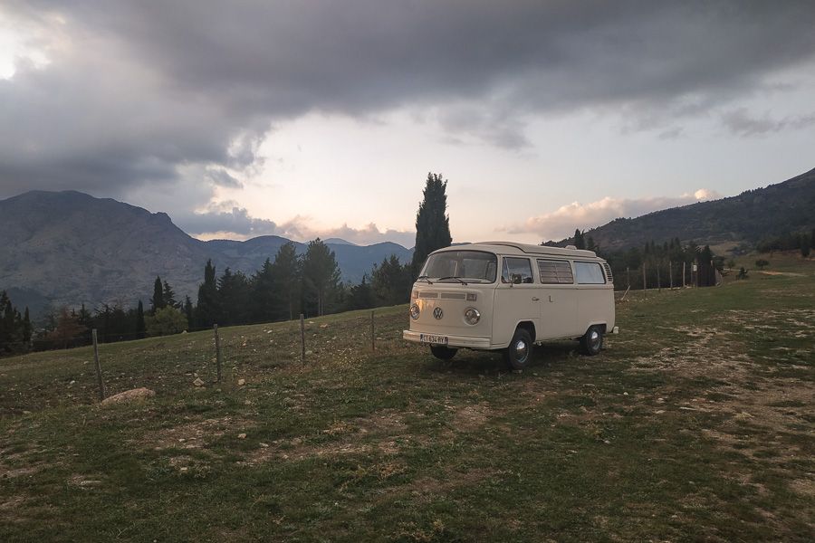 Combi vw au coucher de soleil dans le Parc naturel des Madonies en Sicile