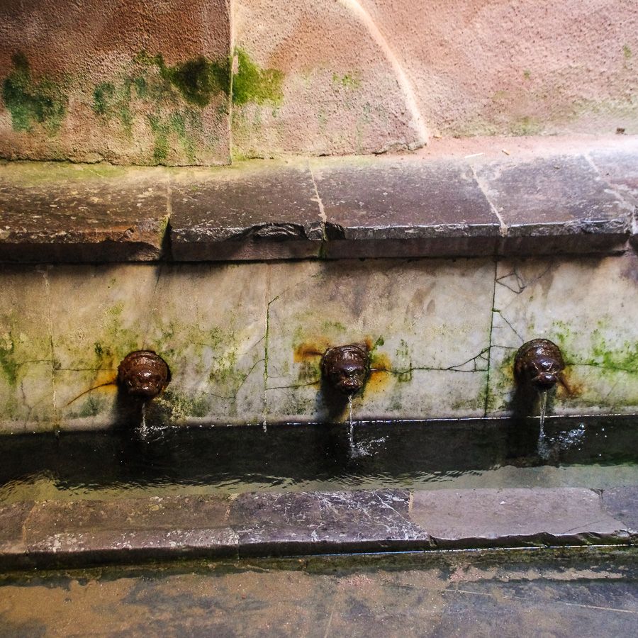 Détail du lavoir à Cefalu en Sicile : têtes de lion