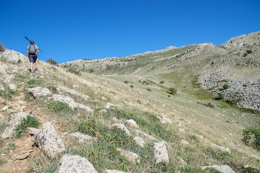 Randonneur grimpant dans les pâturages du Parc naturel des Madonies en Sicile