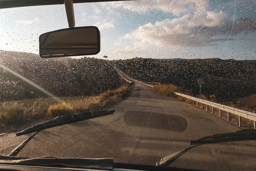 Route de Sicile à travers le pare-brise de Josy, le combi vw blanc de 1978