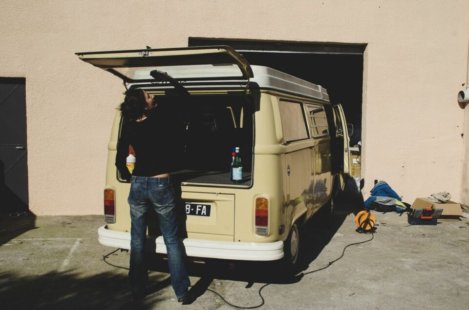 2014-Création de Les vieilles qui roulent et première rénovation de combi vw avec Simone, la beige